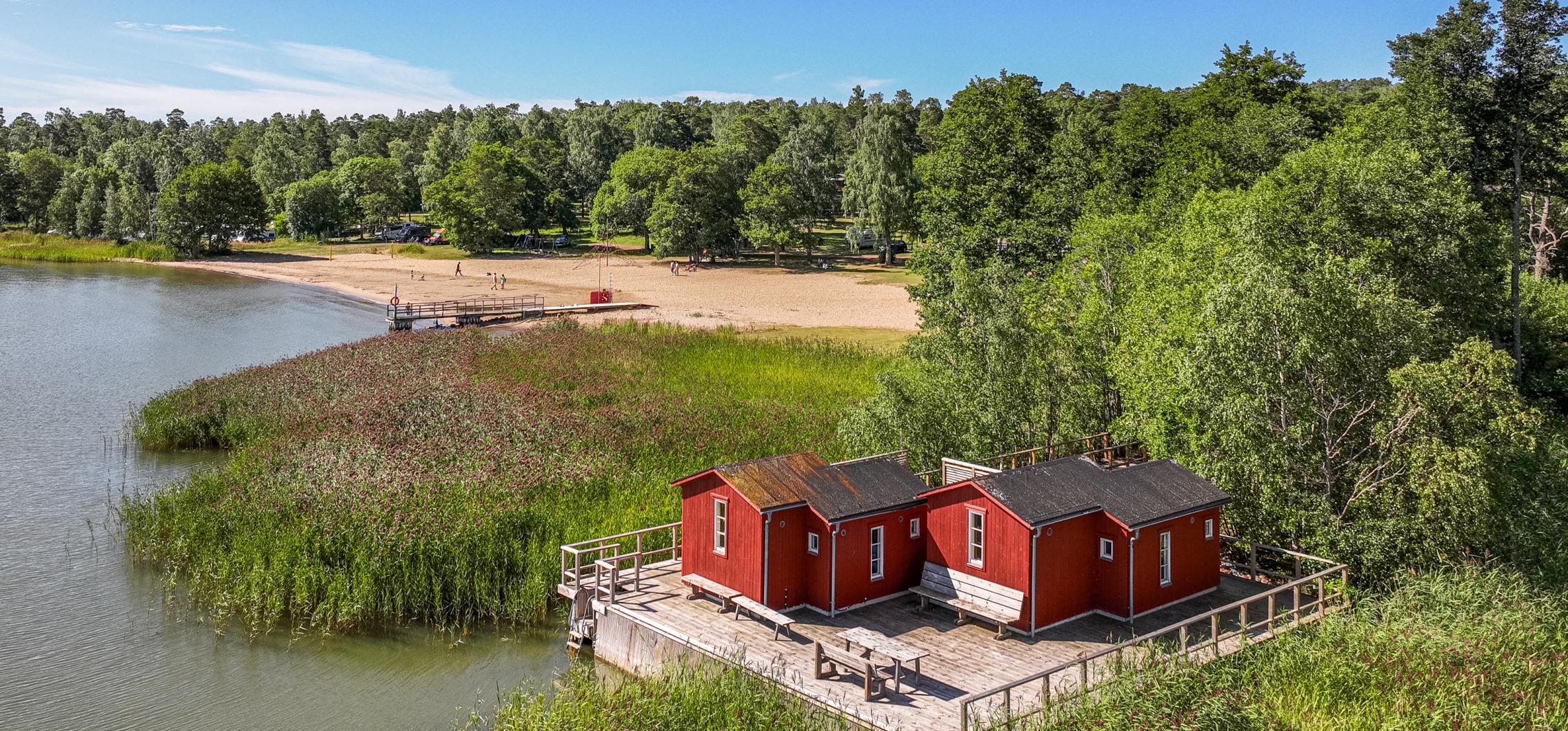 Strandbastu vid havet på Åland vid Gröna Udden