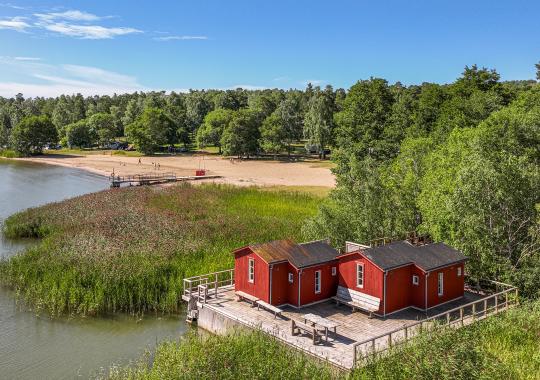 Strandbastu vid havet på Åland vid Gröna Udden
